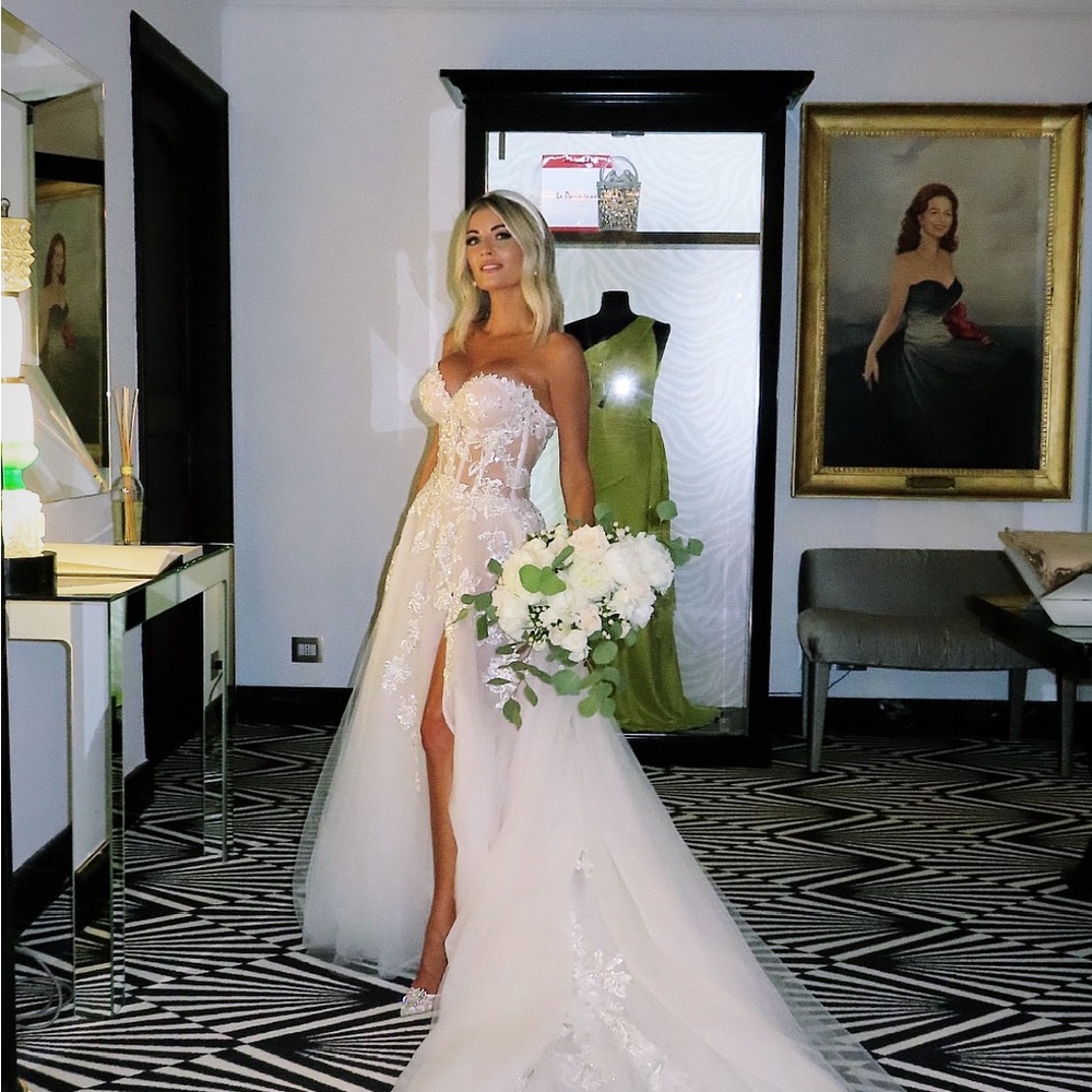 Galia Lahav
Almaz (customized gown)
Size 2 - Picture 4 of 10